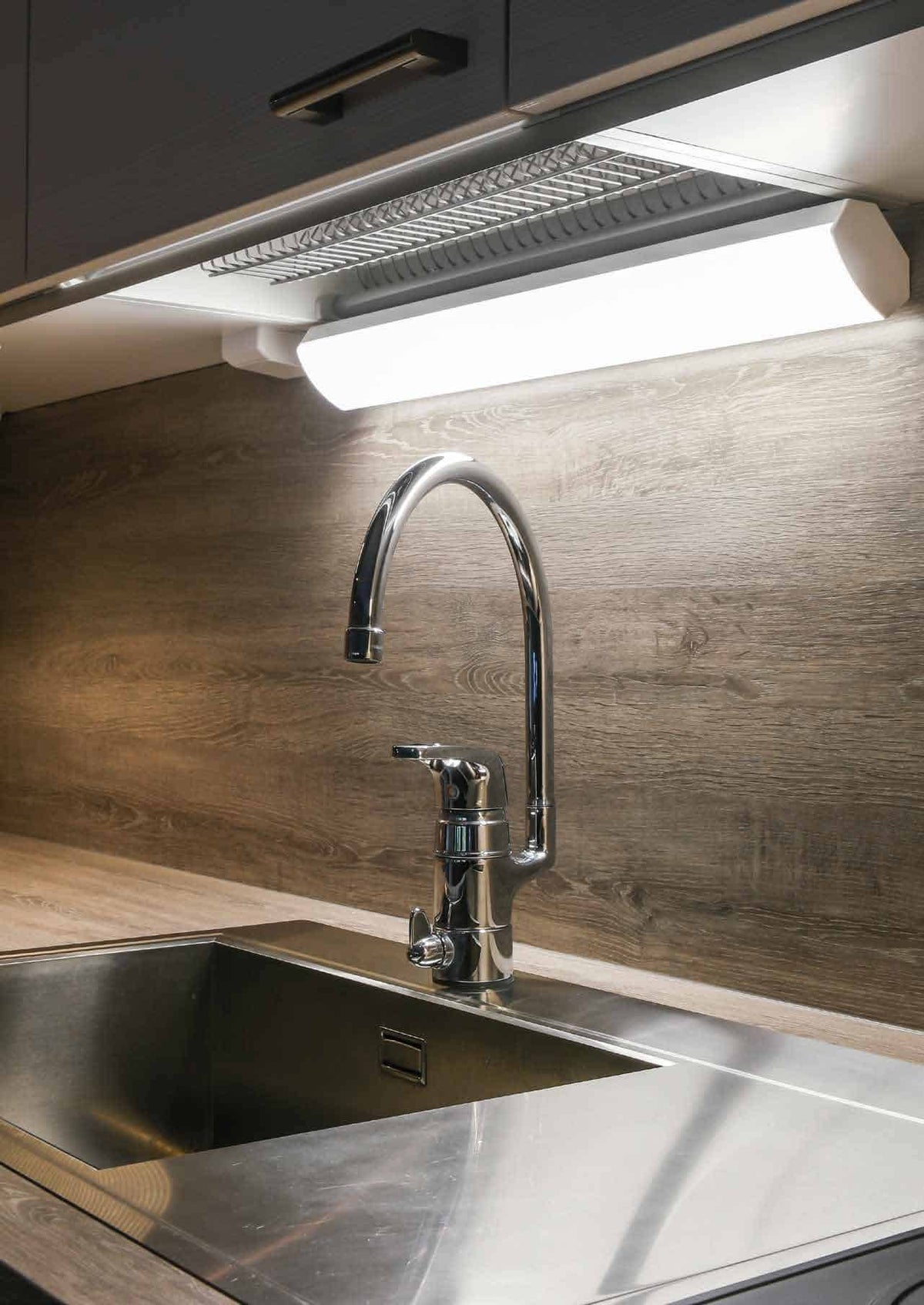 Työpistevalaisin Ensto Ami AL122L 1020mm 14W 2os pistorasia - KarelianStore